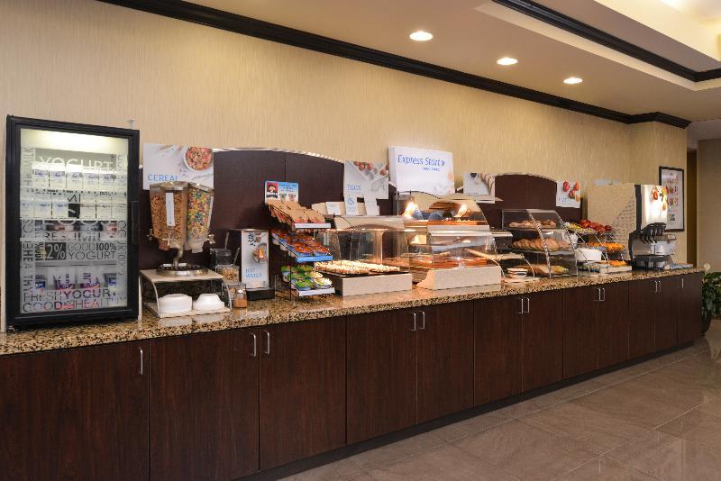 Holiday Inn Express & Suites Fairmont By Ihg Bagian luar foto
