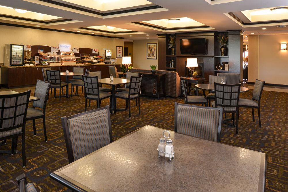 Holiday Inn Express & Suites Fairmont By Ihg Bagian luar foto