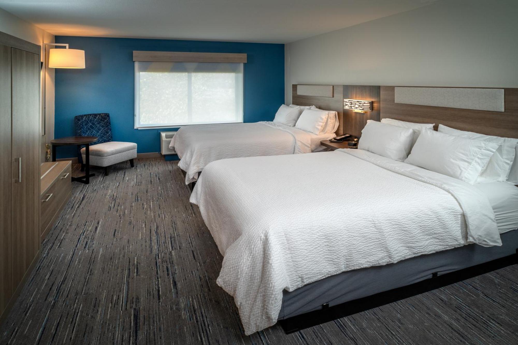 Holiday Inn Express & Suites Fairmont By Ihg Bagian luar foto
