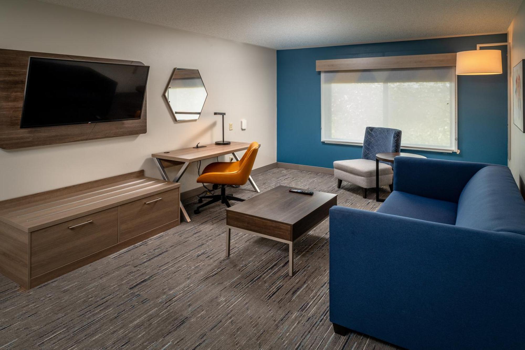 Holiday Inn Express & Suites Fairmont By Ihg Bagian luar foto