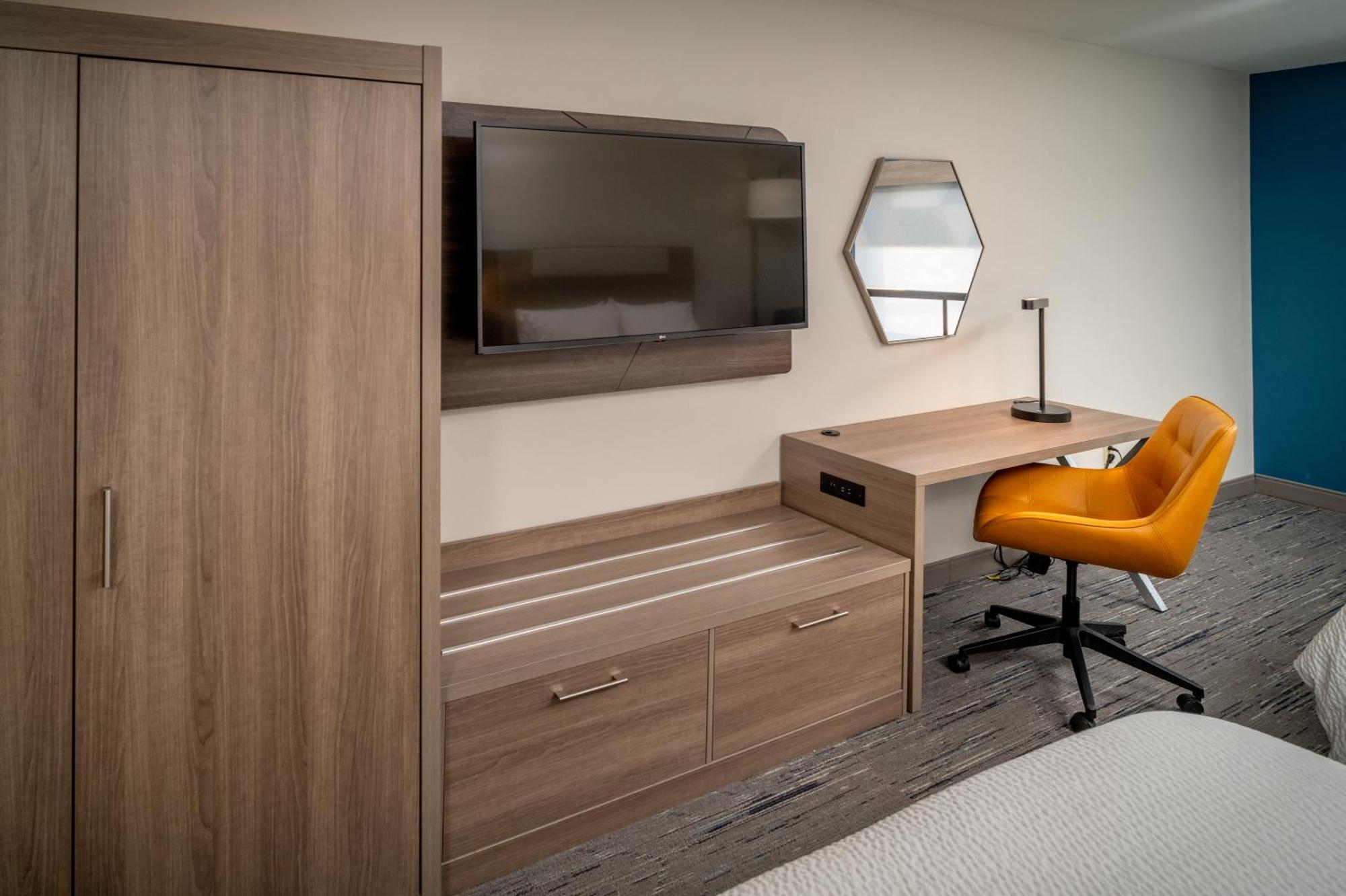Holiday Inn Express & Suites Fairmont By Ihg Bagian luar foto