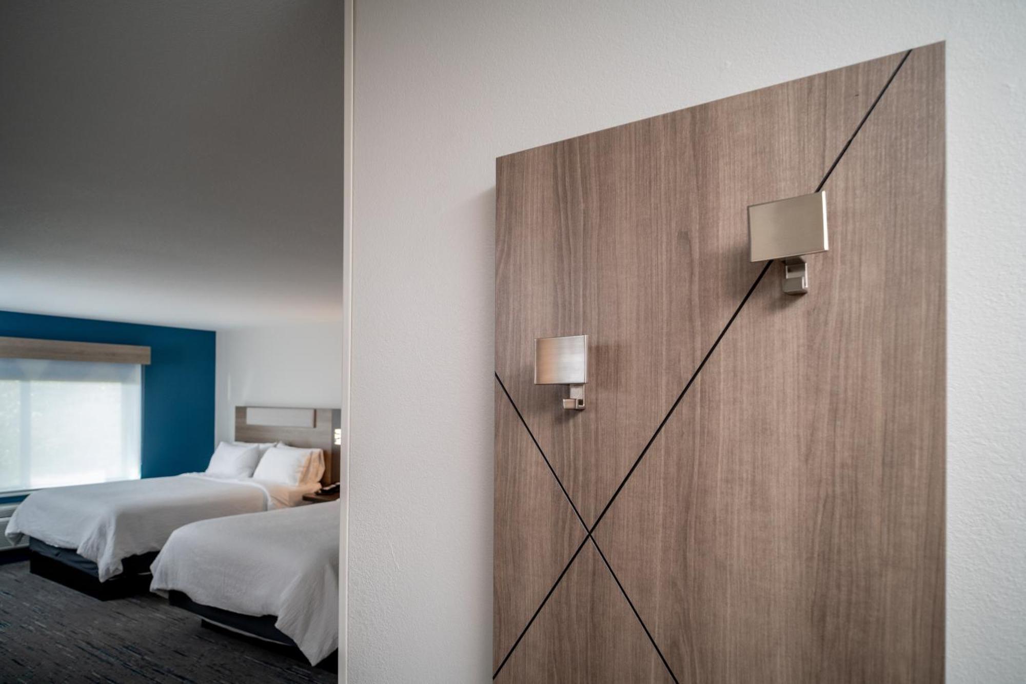 Holiday Inn Express & Suites Fairmont By Ihg Bagian luar foto