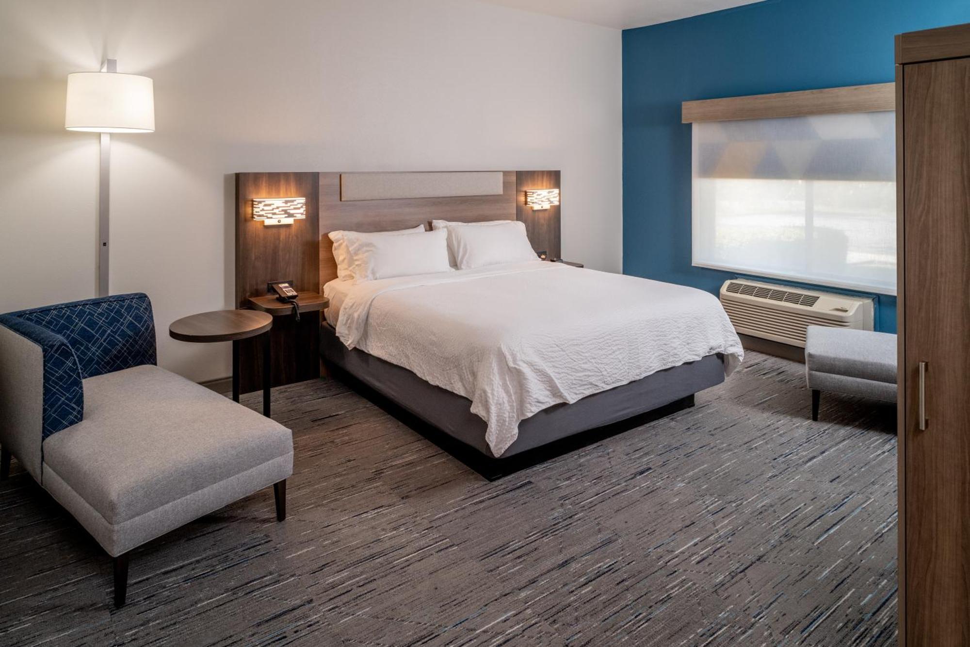 Holiday Inn Express & Suites Fairmont By Ihg Bagian luar foto