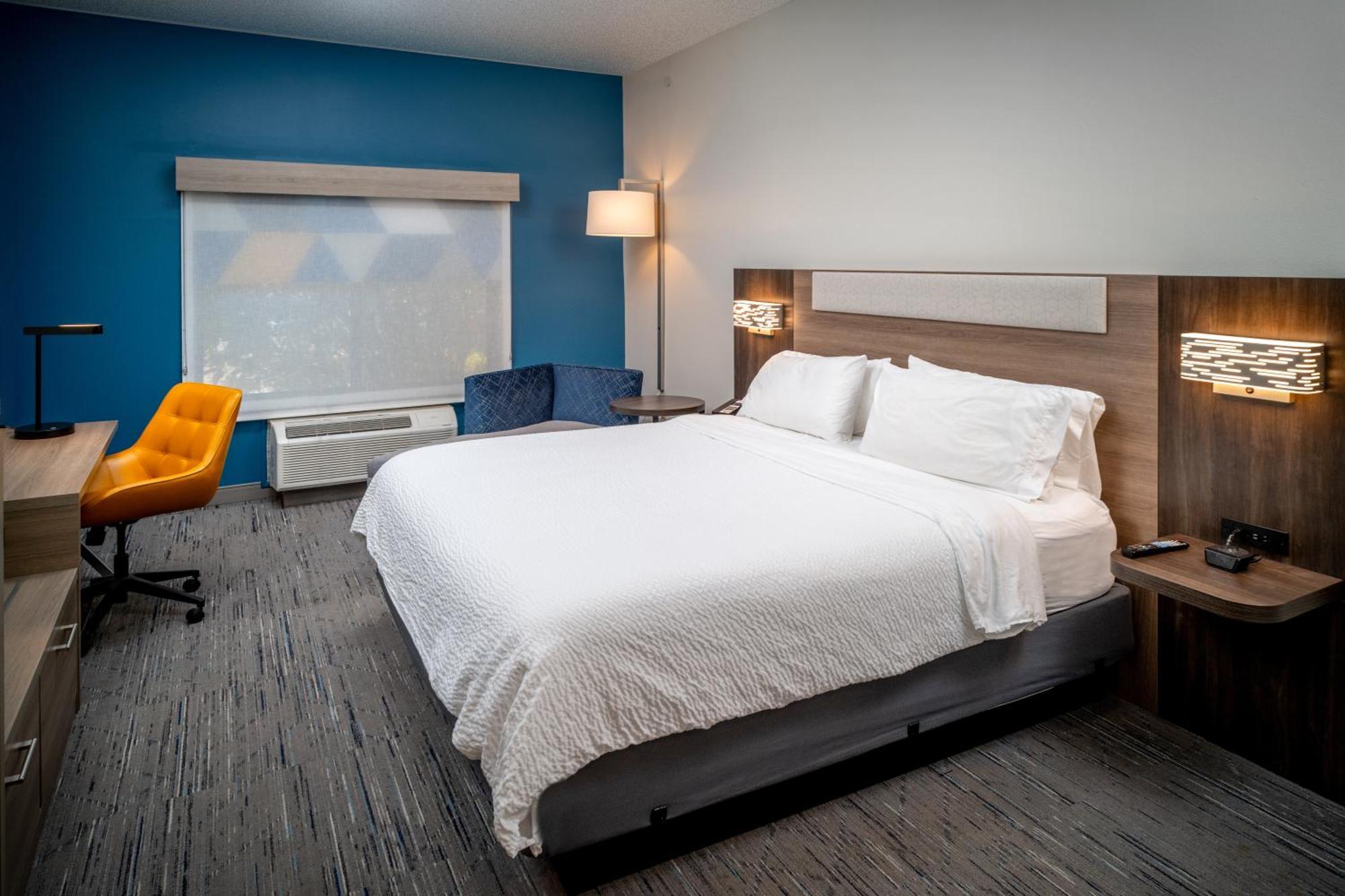 Holiday Inn Express & Suites Fairmont By Ihg Bagian luar foto