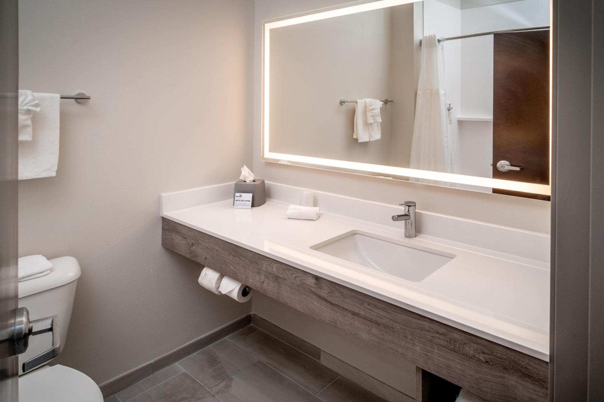 Holiday Inn Express & Suites Fairmont By Ihg Bagian luar foto