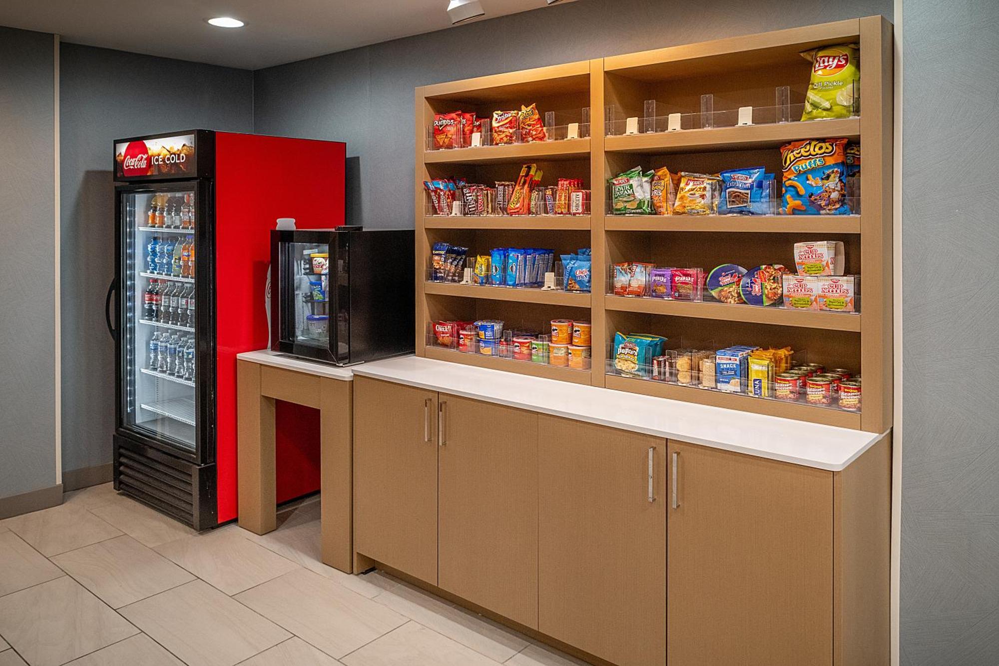 Holiday Inn Express & Suites Fairmont By Ihg Bagian luar foto