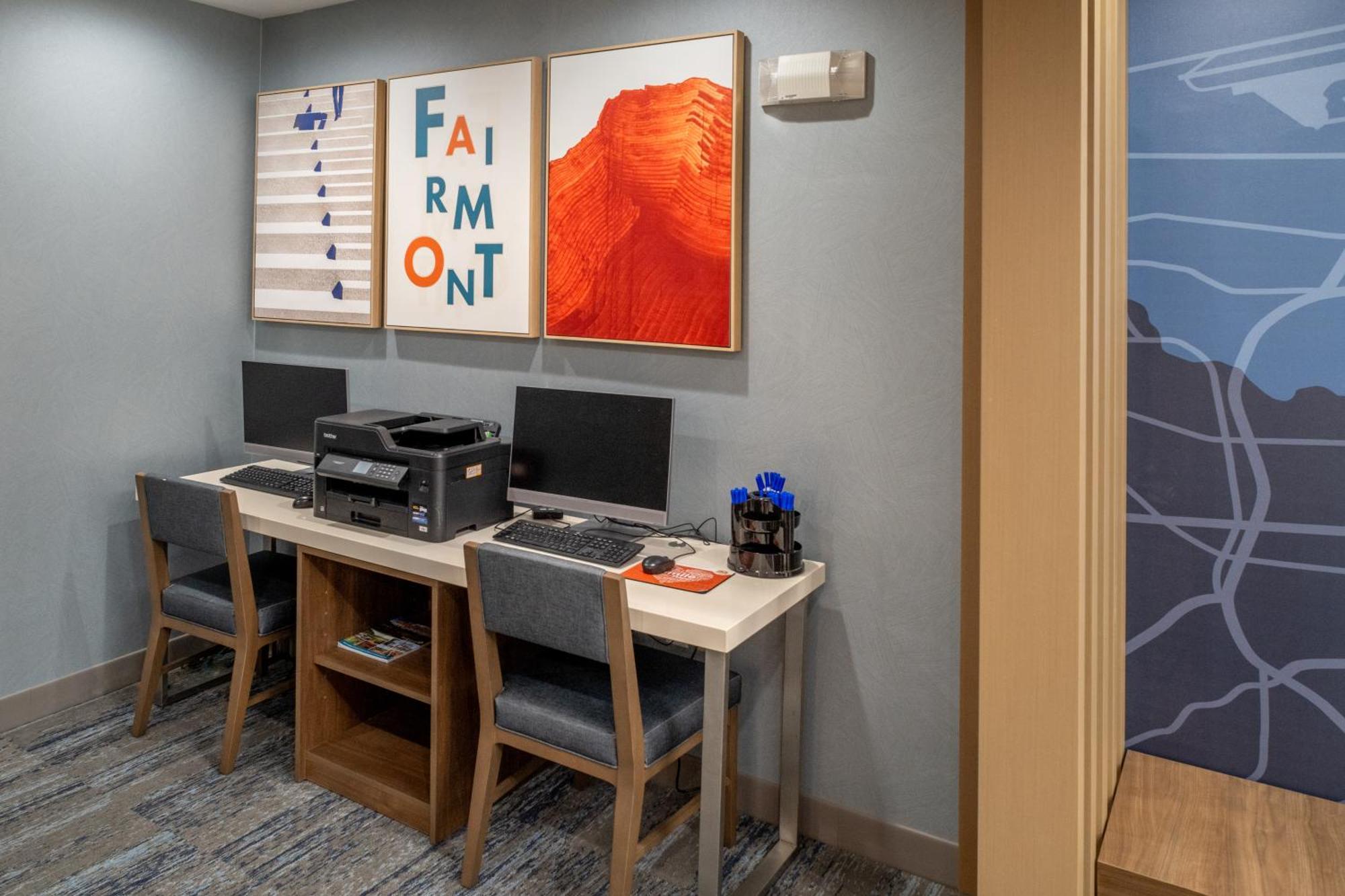 Holiday Inn Express & Suites Fairmont By Ihg Bagian luar foto