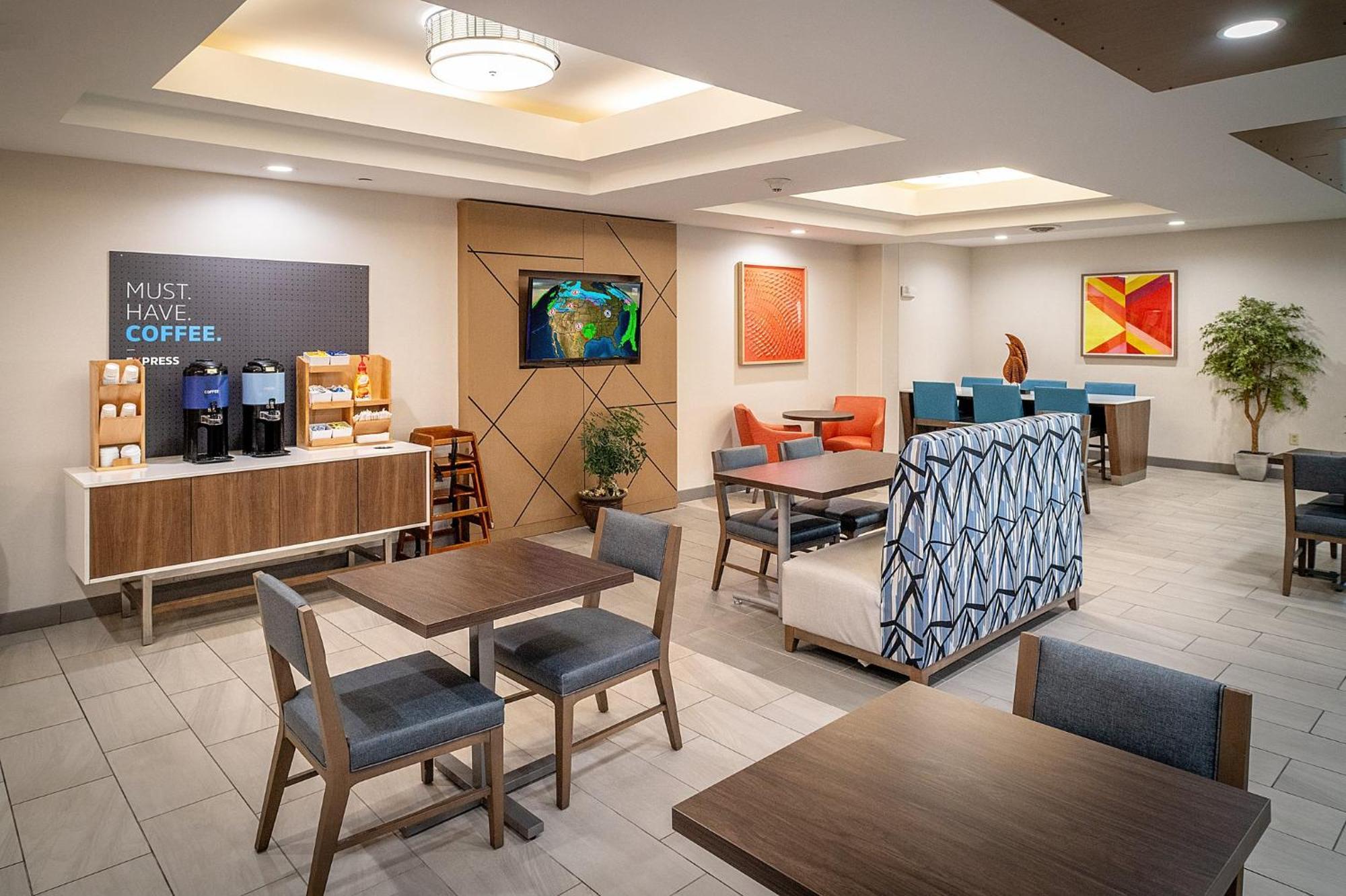 Holiday Inn Express & Suites Fairmont By Ihg Bagian luar foto