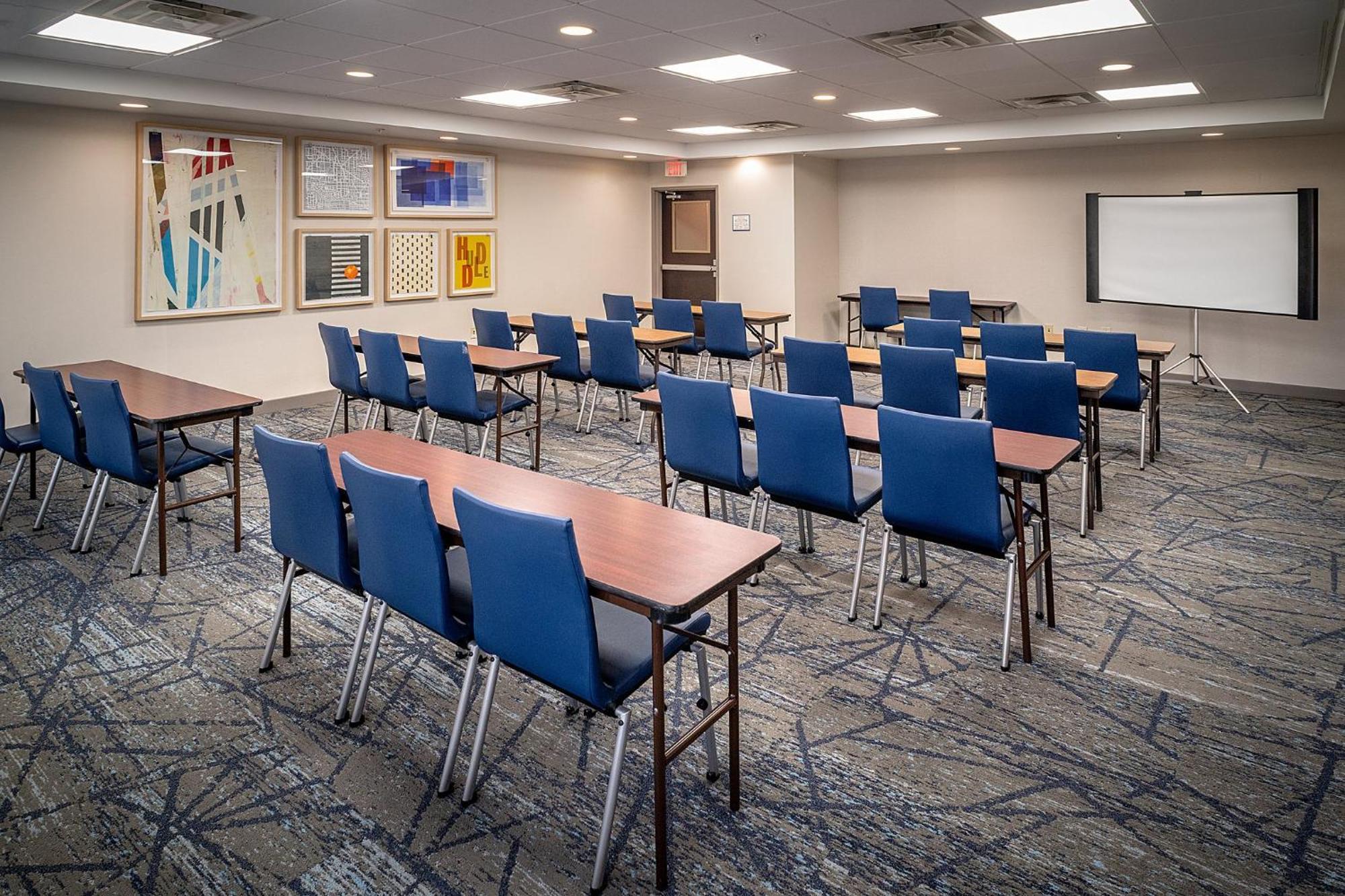 Holiday Inn Express & Suites Fairmont By Ihg Bagian luar foto