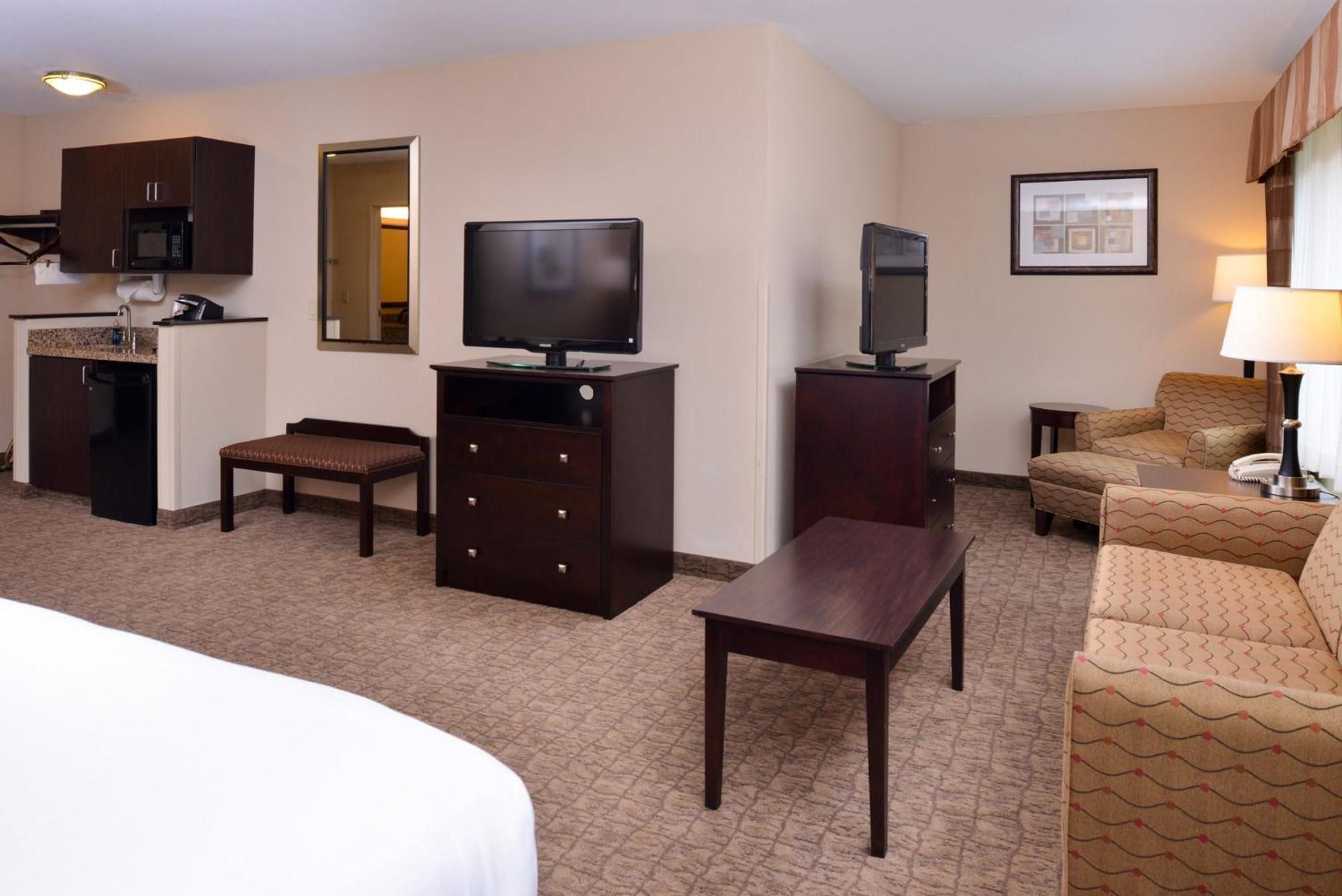 Holiday Inn Express & Suites Fairmont By Ihg Bagian luar foto