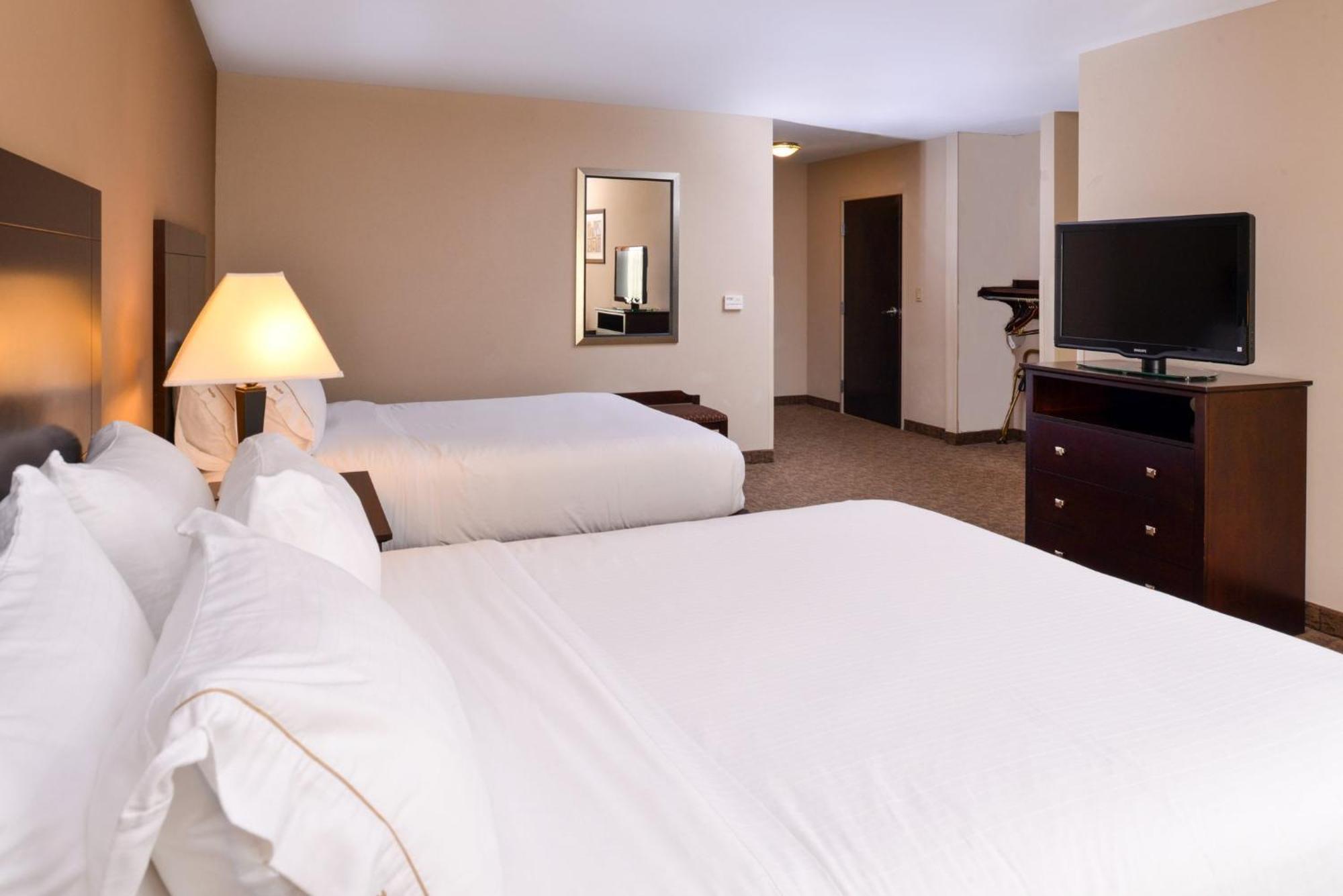 Holiday Inn Express & Suites Fairmont By Ihg Bagian luar foto