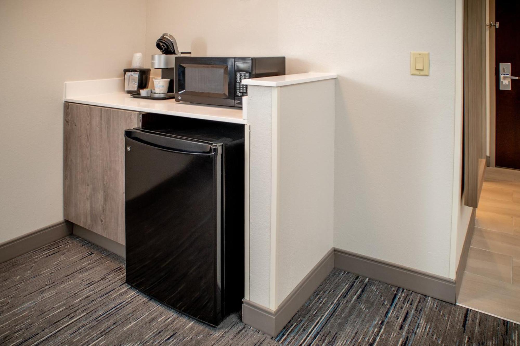 Holiday Inn Express & Suites Fairmont By Ihg Bagian luar foto
