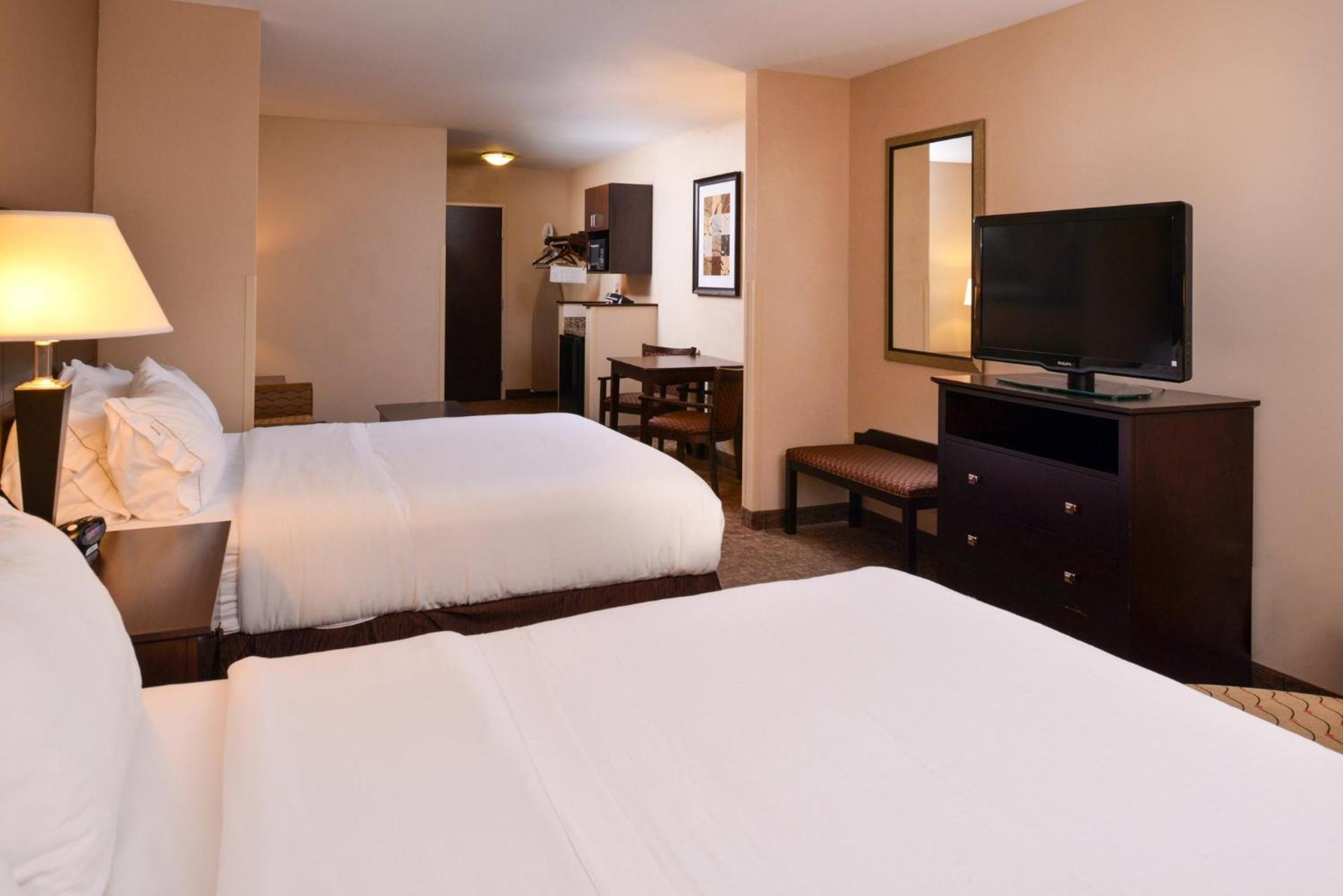 Holiday Inn Express & Suites Fairmont By Ihg Bagian luar foto