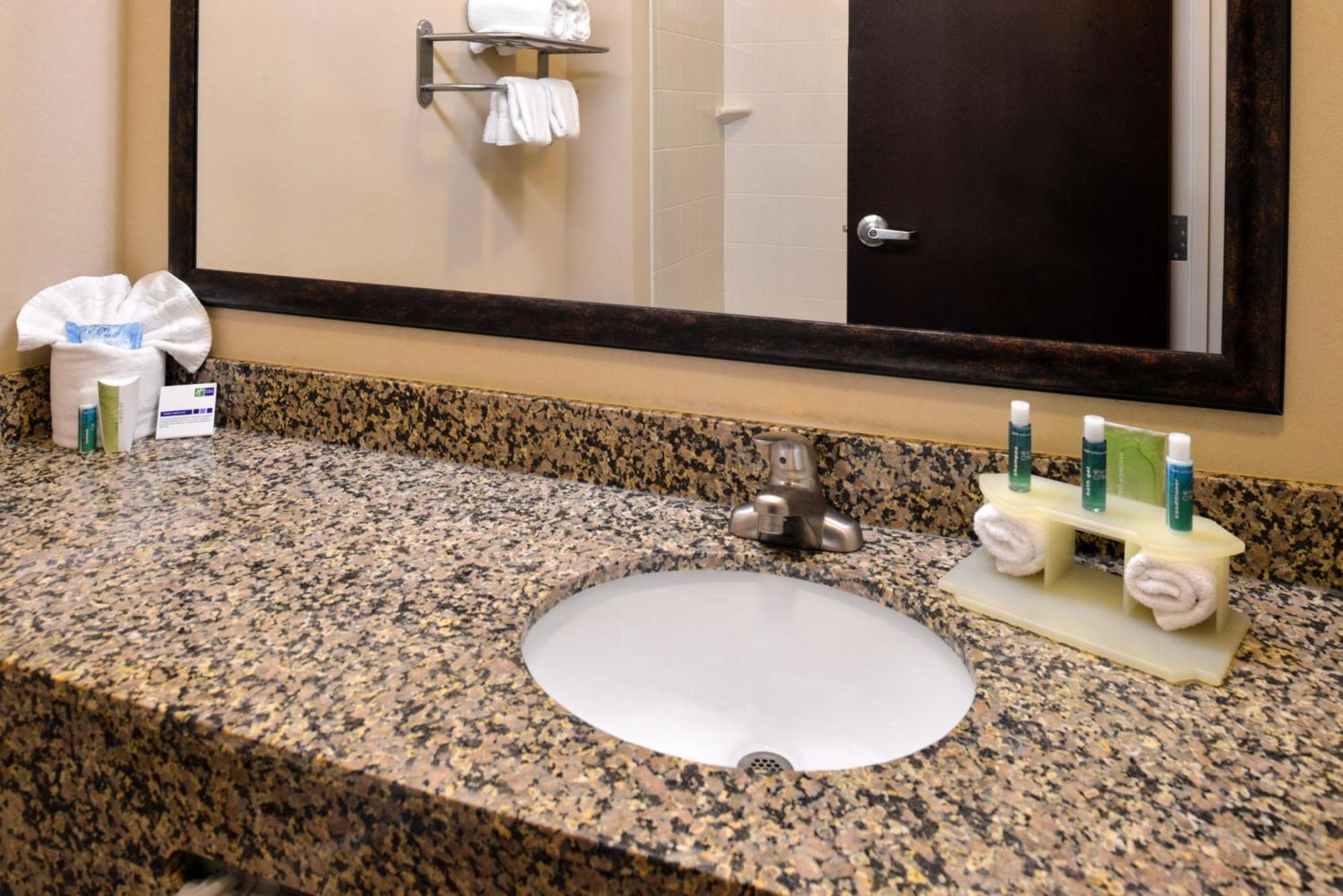 Holiday Inn Express & Suites Fairmont By Ihg Bagian luar foto