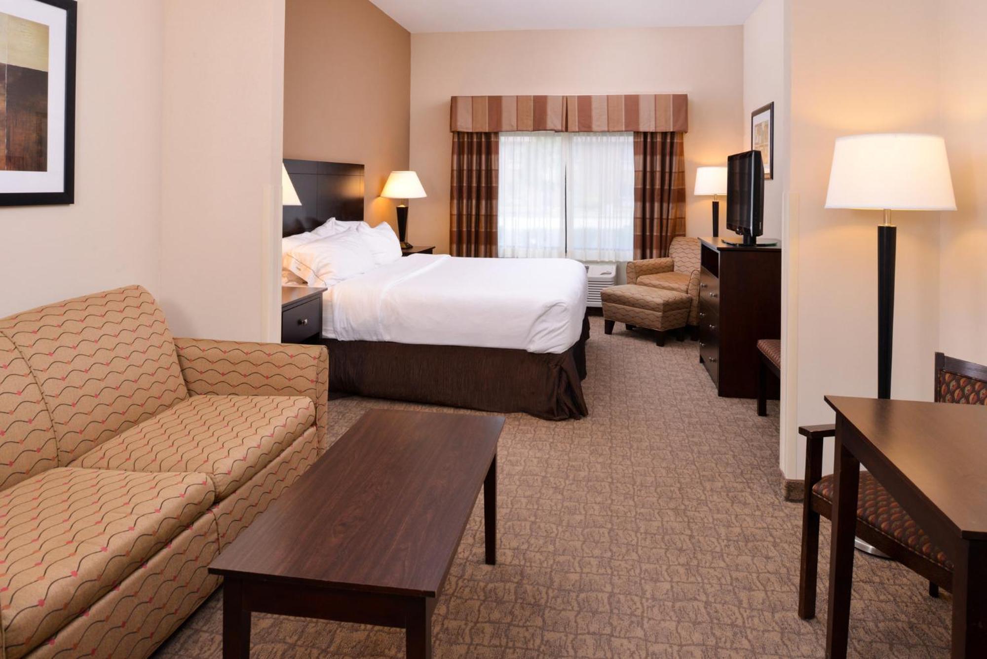 Holiday Inn Express & Suites Fairmont By Ihg Bagian luar foto