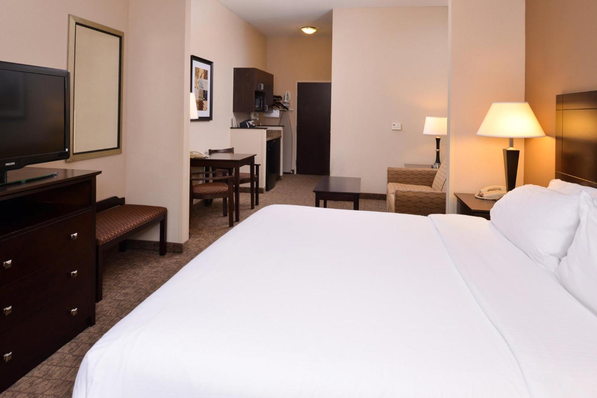 Holiday Inn Express & Suites Fairmont By Ihg Bagian luar foto