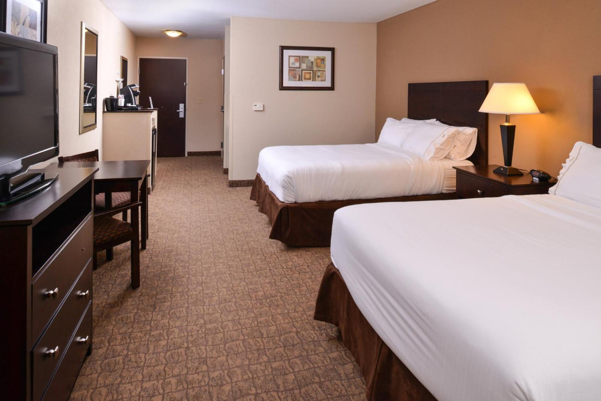Holiday Inn Express & Suites Fairmont By Ihg Bagian luar foto