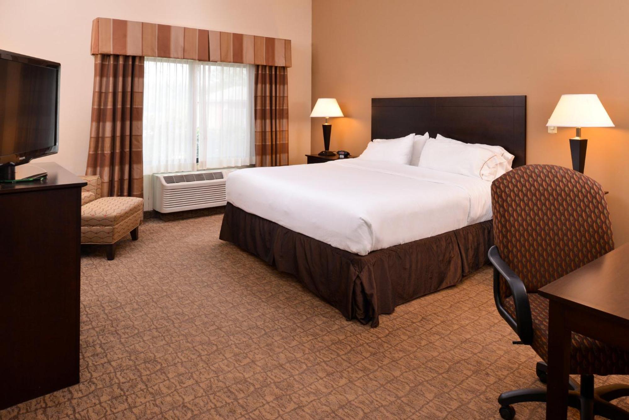 Holiday Inn Express & Suites Fairmont By Ihg Bagian luar foto