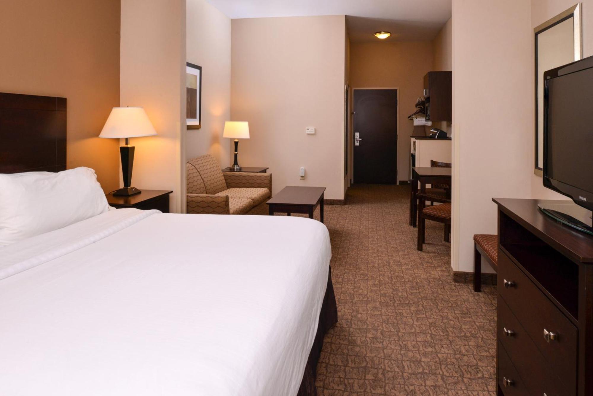Holiday Inn Express & Suites Fairmont By Ihg Bagian luar foto