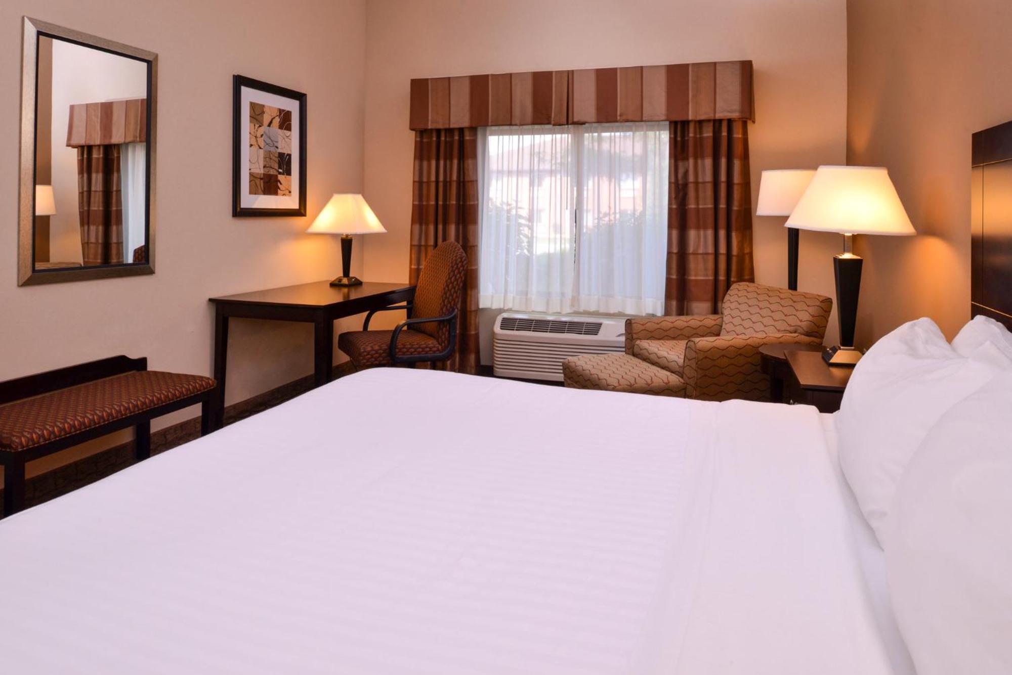 Holiday Inn Express & Suites Fairmont By Ihg Bagian luar foto