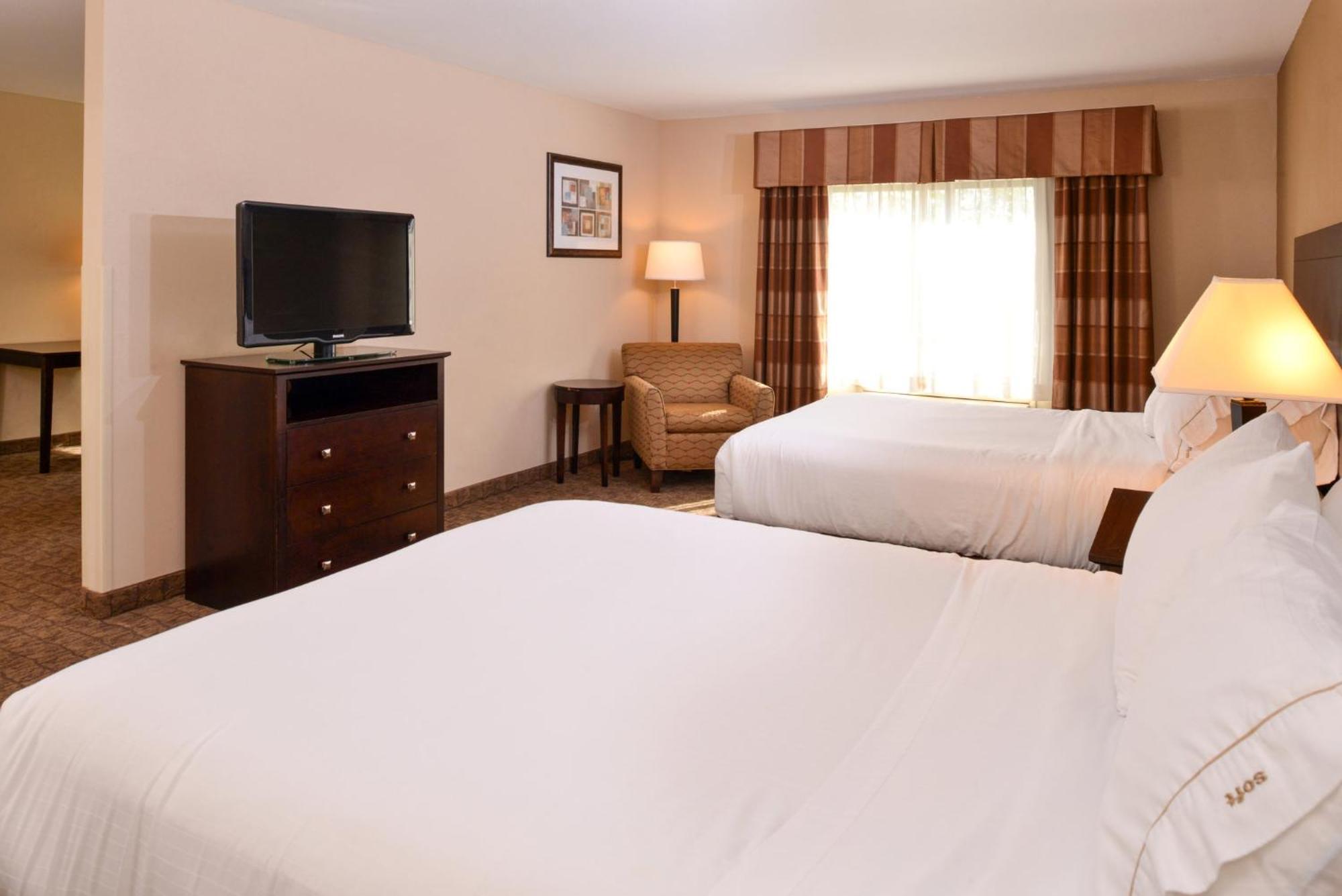 Holiday Inn Express & Suites Fairmont By Ihg Bagian luar foto