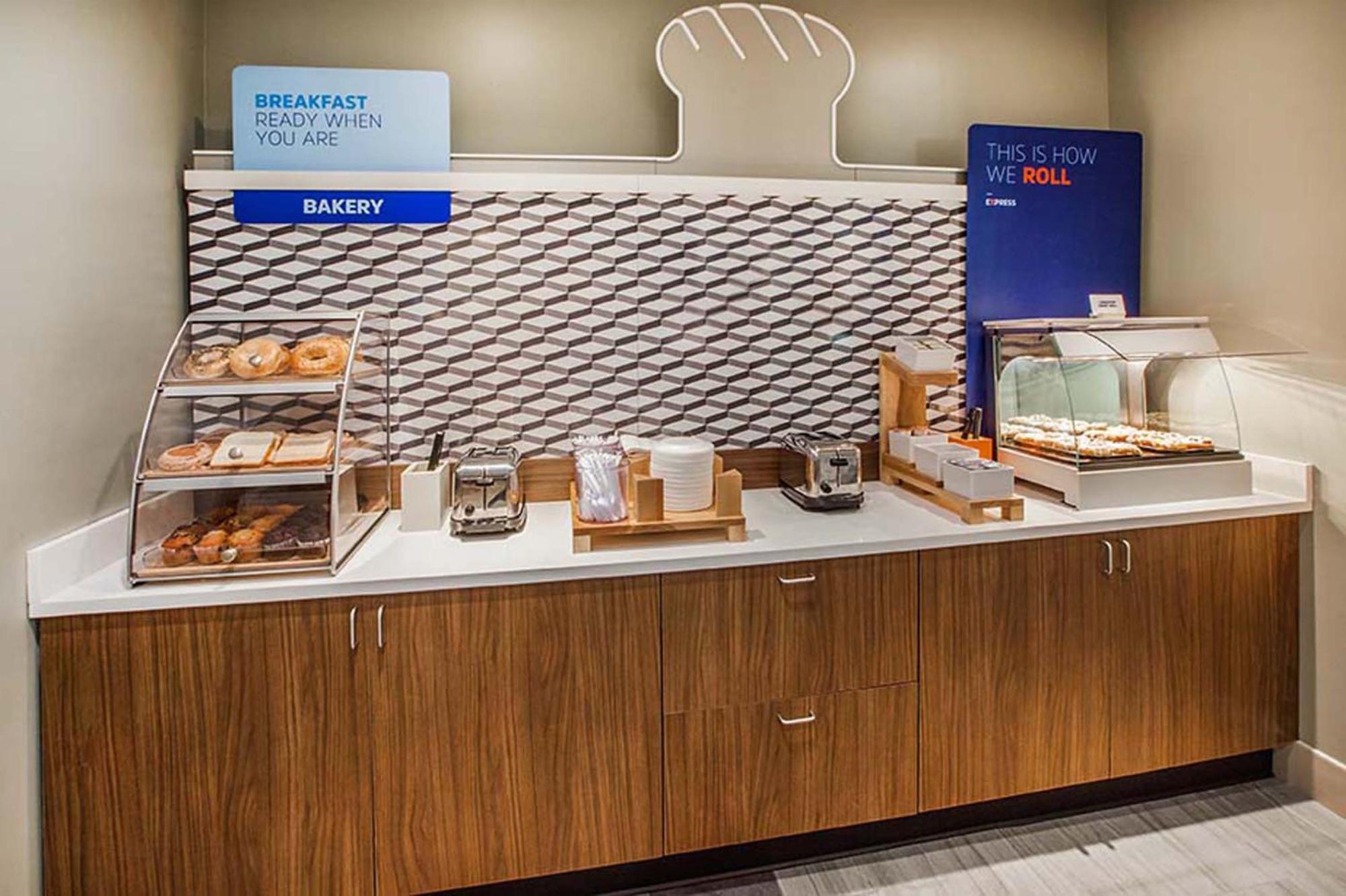 Holiday Inn Express & Suites Fairmont By Ihg Bagian luar foto