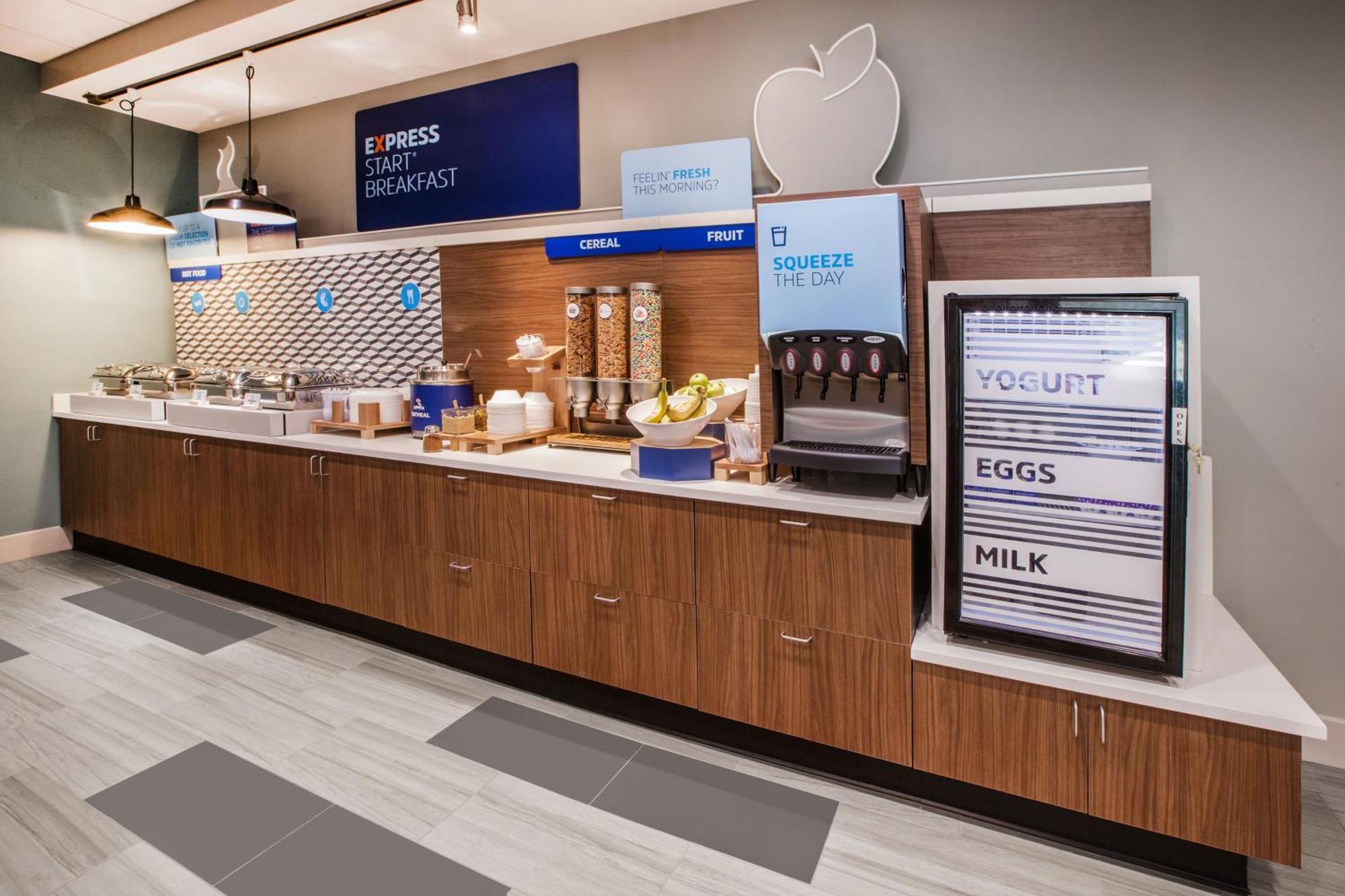 Holiday Inn Express & Suites Fairmont By Ihg Bagian luar foto