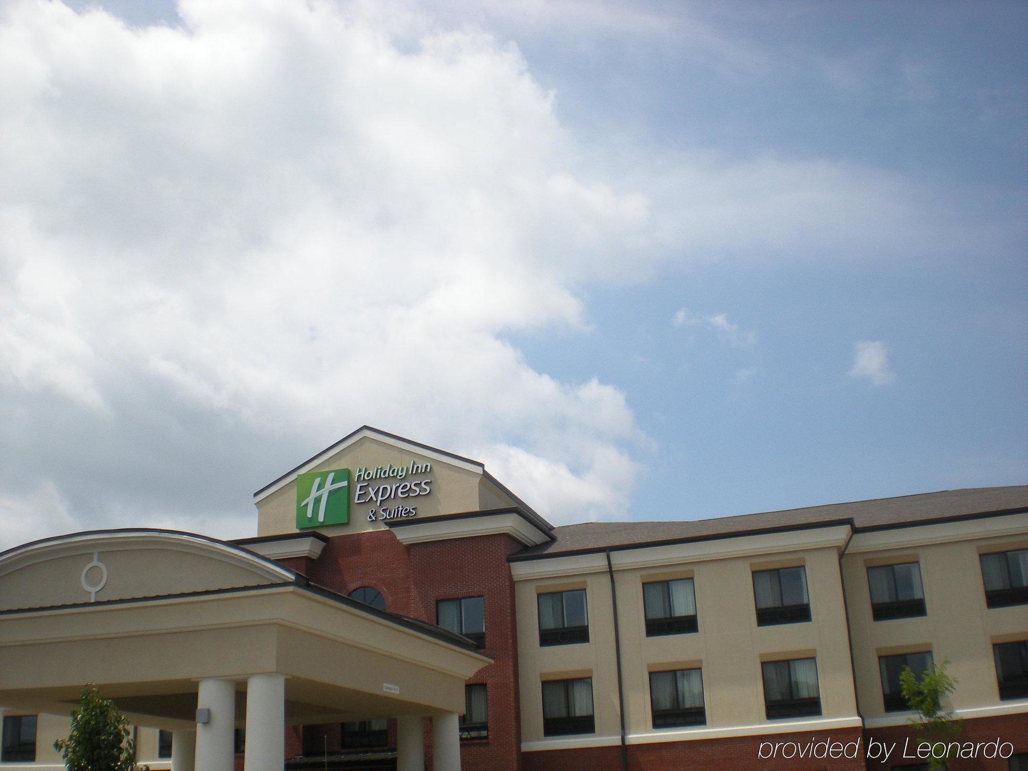 Holiday Inn Express & Suites Fairmont By Ihg Bagian luar foto