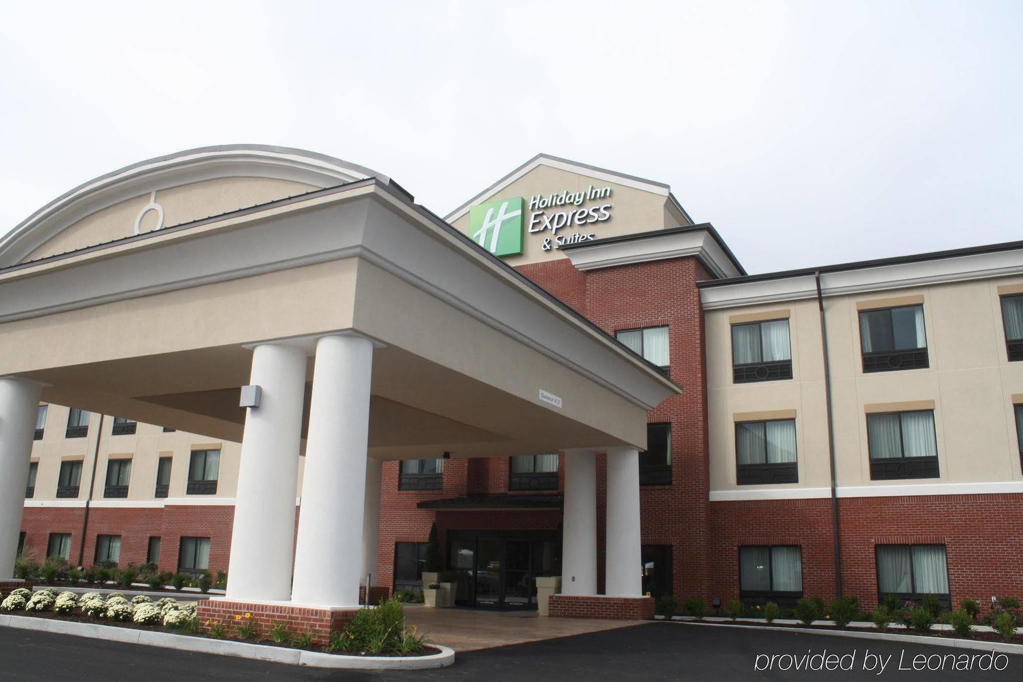 Holiday Inn Express & Suites Fairmont By Ihg Bagian luar foto