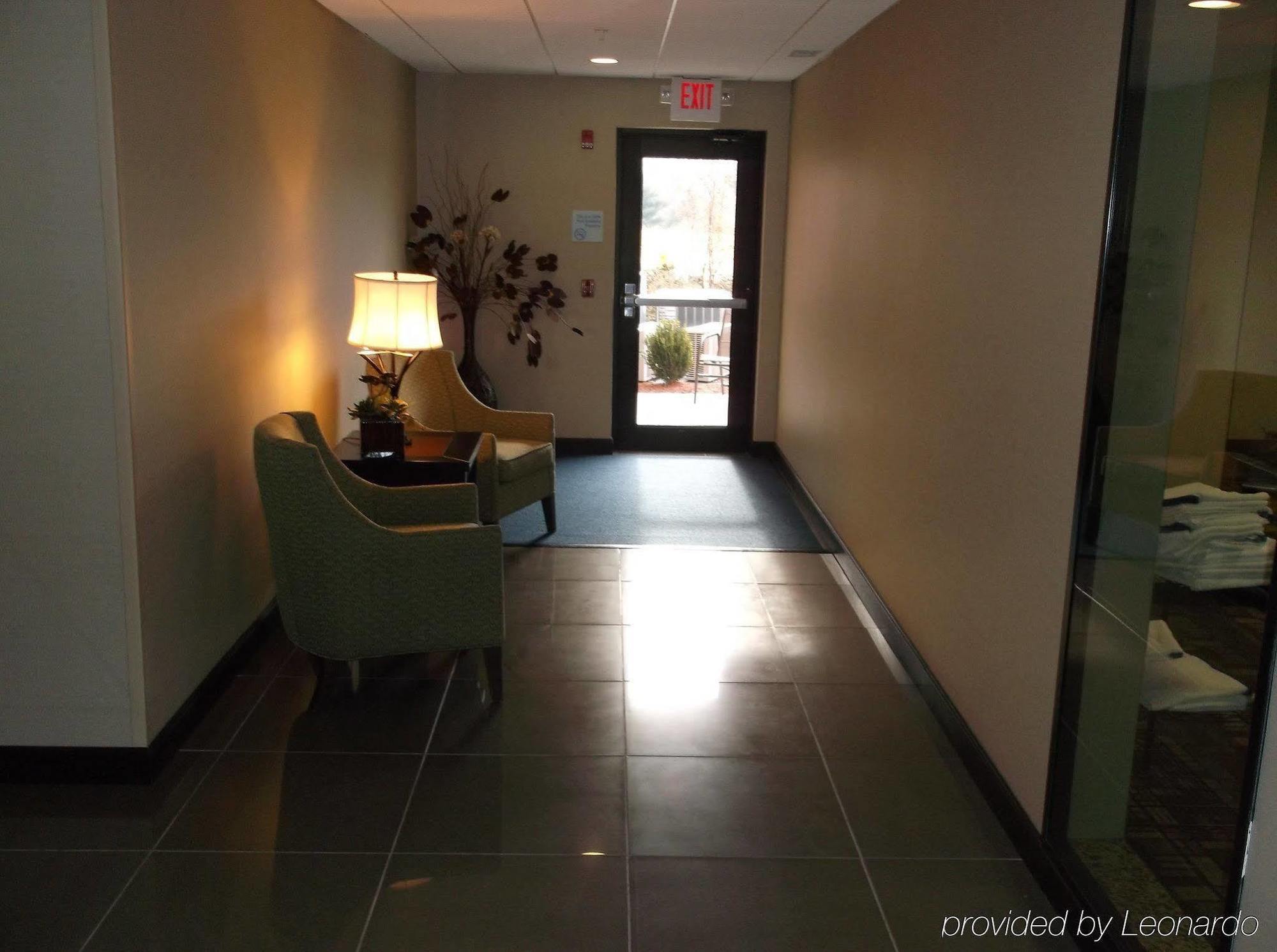 Holiday Inn Express & Suites Fairmont By Ihg Bagian luar foto