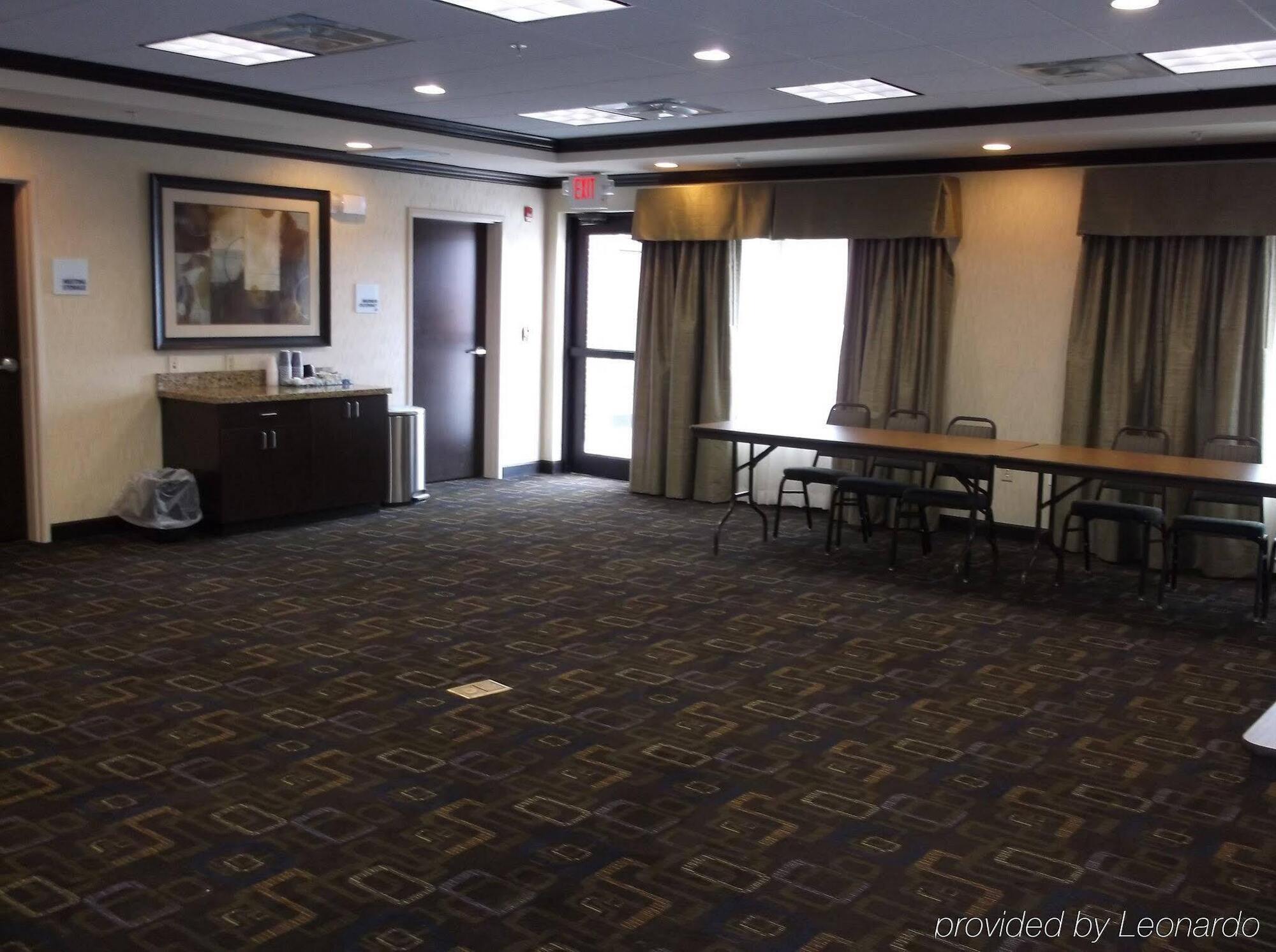 Holiday Inn Express & Suites Fairmont By Ihg Bagian luar foto