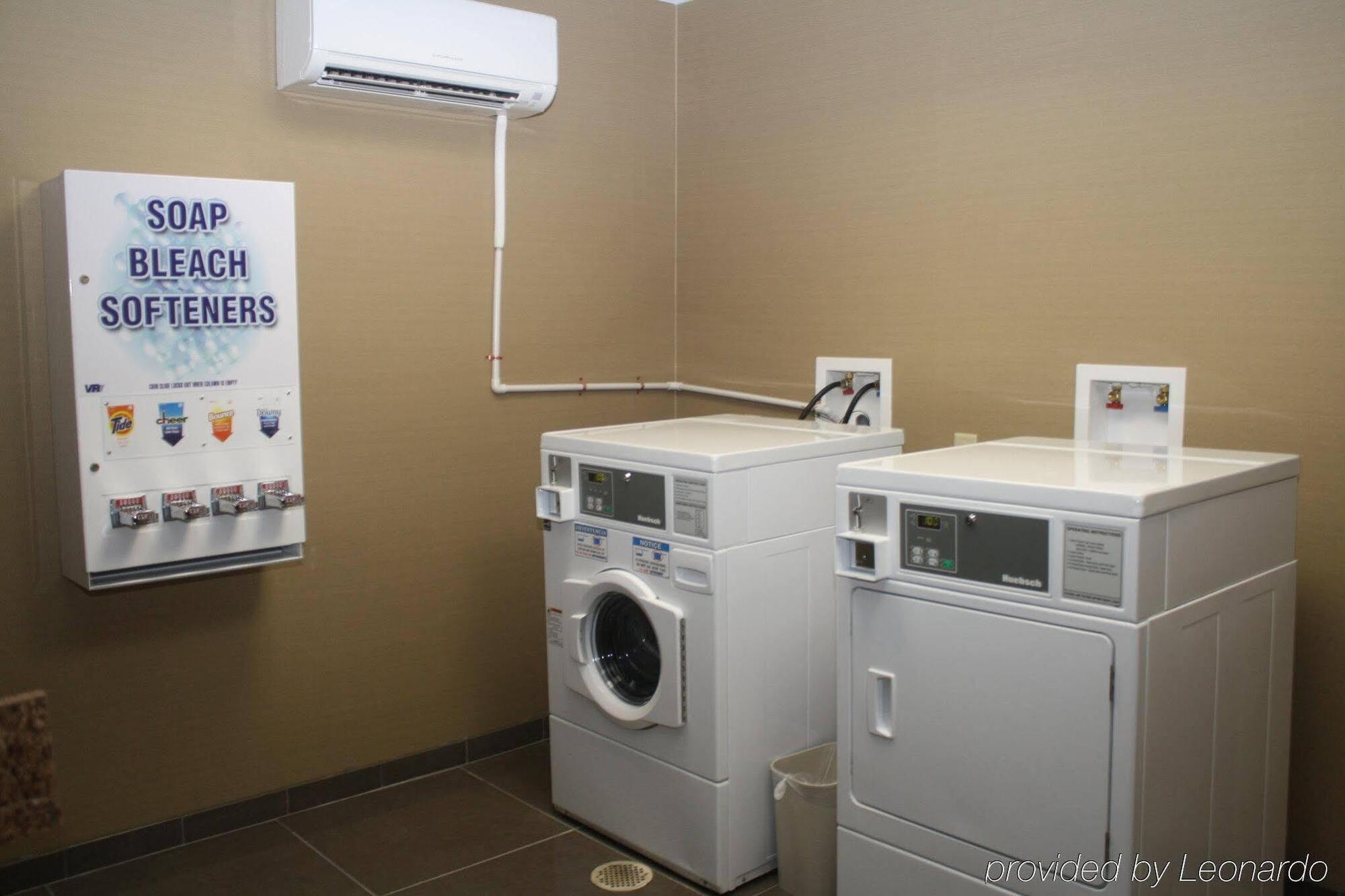 Holiday Inn Express & Suites Fairmont By Ihg Bagian luar foto
