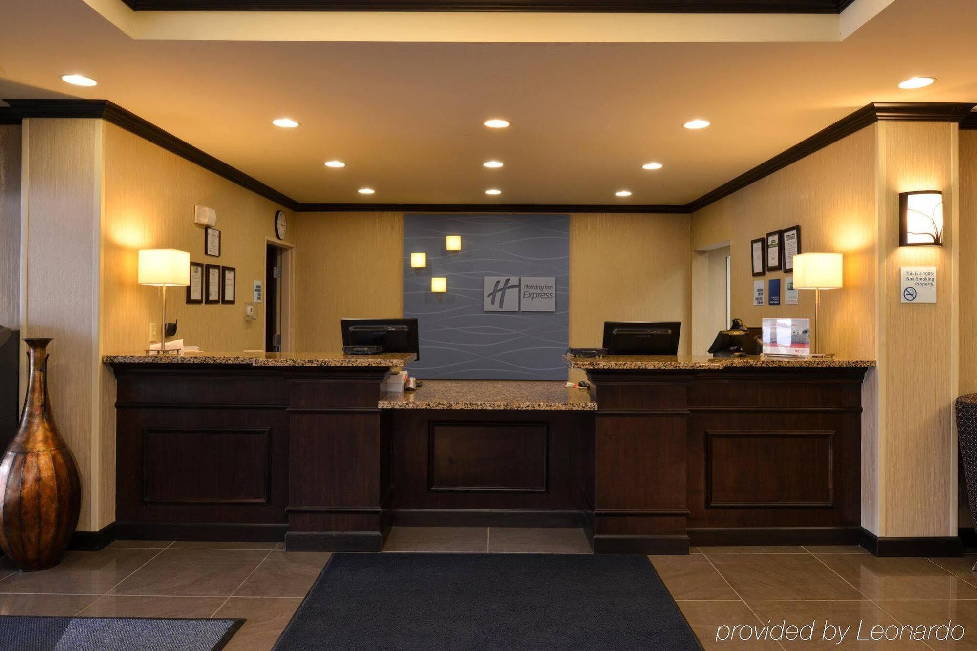 Holiday Inn Express & Suites Fairmont By Ihg Bagian luar foto